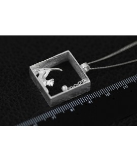 Collier "Chat qui joue à la balle" 3D en argent