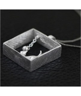 Collier "Chat qui joue à la balle" 3D en argent